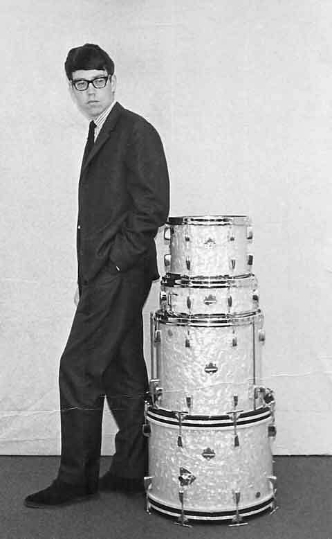 Golden Ear-rings drummer Fred van der Hilst with white Westend Drums